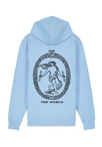 Felpa color blu cielo con una stampa grafica nera di una figura incorniciata in un cerchio ornamentale, con il testo "XXI" e "IL MONDO" sotto.