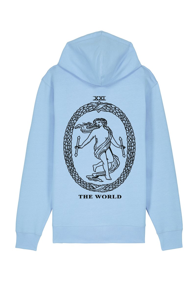 Felpa color blu cielo con una stampa grafica nera di una figura incorniciata in un cerchio ornamentale, con il testo "XXI" e "IL MONDO" sotto.