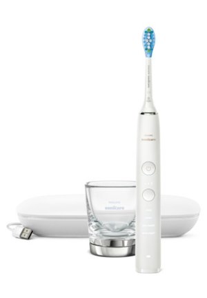 Brosse à dents électrique avec un manche blanc, une tête de brosse bleue et des boutons de contrôle. Comprend un étui de chargement blanc brillant et un support en verre.