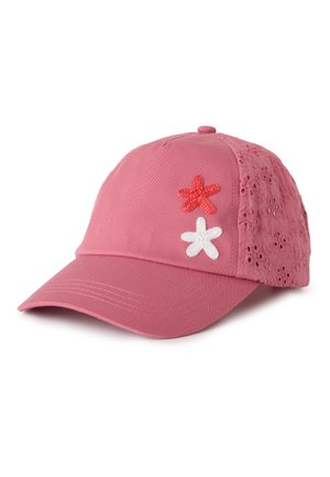 Casquette de baseball rose avec des fleurs rouges et blanches brodées sur le devant, motif floral en dentelle sur les panneaux arrière, visière incurvée.