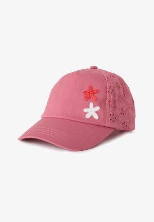 Gorra de béisbol rosa con flores bordadas en rojo y blanco en la parte delantera, patrón floral de encaje en los paneles traseros, visera curvada.