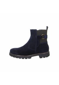 Stivaletti in camoscio blu navy con pannelli laterali elasticizzati, un accento metallico circolare sulla fascia della caviglia e una suola in gomma testurizzata.