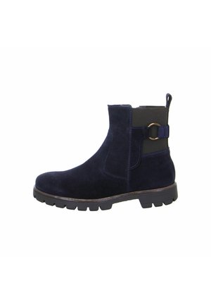 Bottines en daim bleu marine avec des panneaux latéraux élastiques, un accent métallique circulaire sur la sangle de la cheville, et une semelle en caoutchouc texturée.