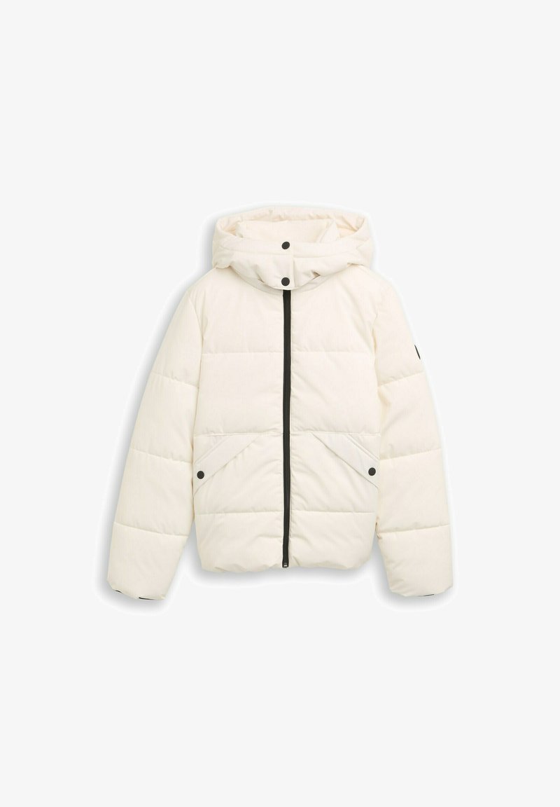 Hvid pufferjakke med hætte, lynlås foran, to diagonale lommer og sorte accenter langs lynlåsen og lommerne. Blød, kviltet tekstur.