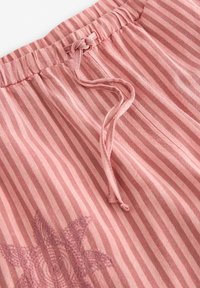 Tessuto a righe rosa con vita regolabile e design floreale ricamato in un motivo testurizzato. Materiale morbido con una leggera lucentezza.