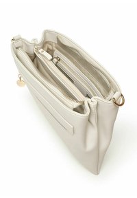 Beige læder tote taske med flere lynlåslommer, blød tekstur og en dekorativ hardware i guldtonet på siden.