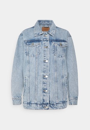 Veste en jean bleu clair avec fermeture à boutons sur le devant, deux poches poitrines avec rabats à boutons, poches latérales et col.