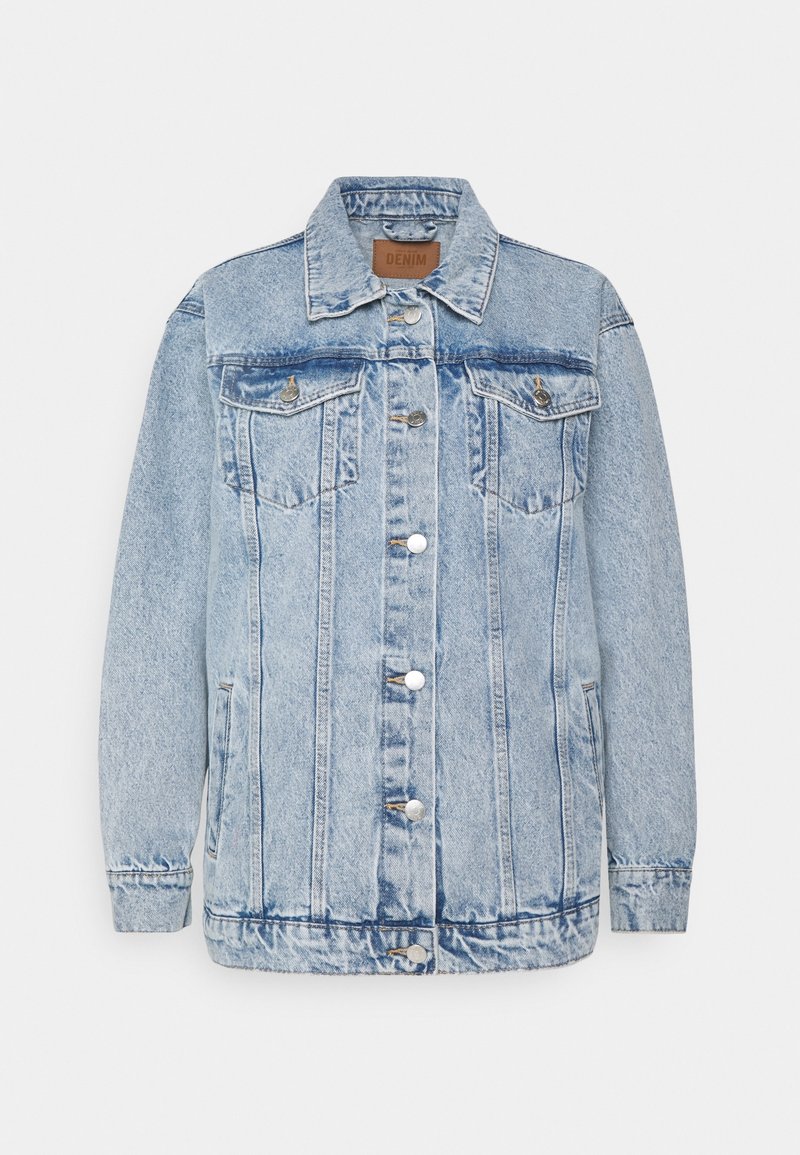 Veste en jean bleu clair avec fermeture à boutons sur le devant, deux poches poitrines avec rabats à boutons, poches latérales et col.