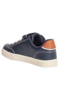Sneaker in pelle blu navy con suola bianca, caratterizzato da un accentuazione in pelle marrone sul tallone, cuciture bianche e fodera in tessuto. Chiusura con strappo in velcro.