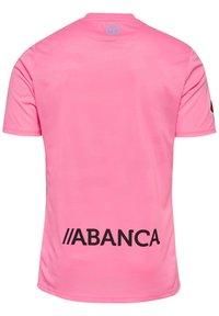 Różowy t-shirt sportowy z okrągłym kołnierzykiem, charakteryzujący się oddychającą teksturą, subtelnym wzorem oraz dużym czarnym logo "ABANCA" z tyłu.