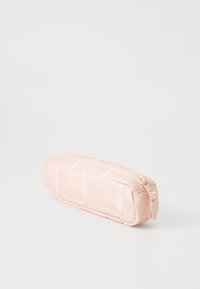Calvin Klein pennafodral i mjuk rosa tyg med vit logotryck. Funktioner inkluderar dragkedjestängning och rektangulär form med slät yta.