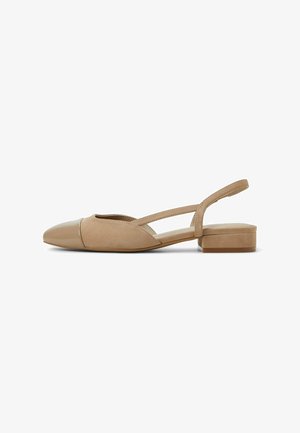 Beige Slingback-Schuhe mit patentierter Spitze und Wildleder-Obermaterial. Niedriger Blockabsatz, offenes Rückendesign und spitze Zehenform. Glatte Textur über die gesamte Oberfläche.