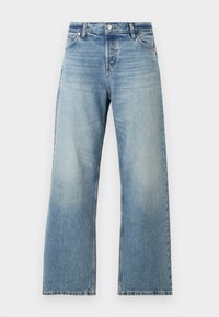 Jean droit bleu clair avec un lavage délavé et un design classique à cinq poches, bouton à l'avant et passants de ceinture.