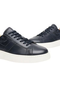 Sneakers in pelle blu navy con texture liscia, design con lacci, suola in gomma bianca e sottili accenti perforati sui lati.