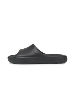 Schwarze Puma Slip-On Sandale mit offenem Zehenbereich, dicker Sohle und geprägtem Puma-Logo an der Seite, seitlich auf weißem Hintergrund gezeigt.