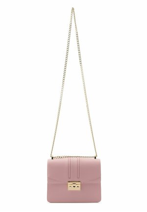 Lichtroze rechthoekige leren schoudertas met gouden kettingriem en gouden sluiting op de voorflap.