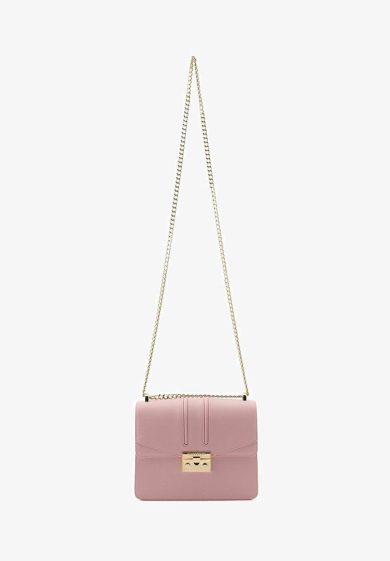 Sac à bandoulière rectangulaire en cuir rose clair avec une chaîne dorée comme bandoulière et une fermeture à boucle dorée sur le rabat frontal.