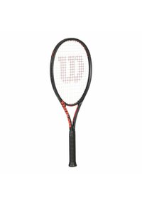 Schwarz-roter Wilson-Tennisschläger mit großem "W"-Logo auf den Saiten, schwarzer Griff, isoliert auf weißem Hintergrund.