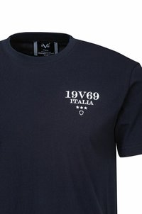 marineblauwe T-shirt van katoen met korte mouwen. Voorzien van geborduurde witte tekst "19V69 ITALIA" en drie sterren aan de voorkant.