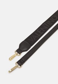 Spallina in tessuto nero con logo "VALENTINO" impresso, dettagli in pelle e accessori in metallo dorato, dotata di due attacchi a clip.