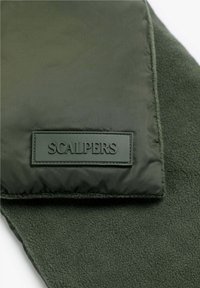 Bufanda verde oscuro con textura de forro polar suave y exterior liso. Incluye una etiqueta rectangular negra con la inscripción "SCALPERS" en relieve.