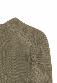 Strikket sweater i oliven grøn med et struktureret mønster og ribbede detaljer på skuldrene. Blødt stof med varierede stingdetaljer.