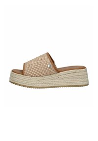Sandalias de plataforma en beige trenzado con un detalle de cuero marrón, que cuentan con una suela de yute y un diseño de punta abierta.
