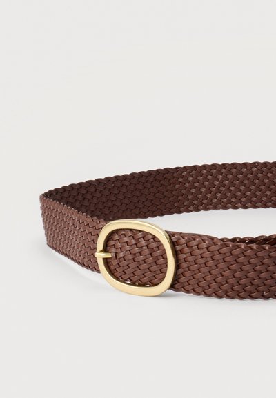 Ceinture en cuir tressé marron avec boucle ovale dorée, posée à plat sur un fond blanc.