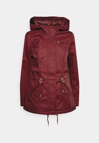 Veste à capuche couleur bordeaux avec une texture lisse, poche zippée, taille à cordon de serrage et deux poches avant, ornée d'accents métalliques.