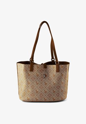 Bolso tote beige y marrón con patrón, con asas largas marrones y un pequeño emblema metálico de un caballo y jinete en el centro delantero.