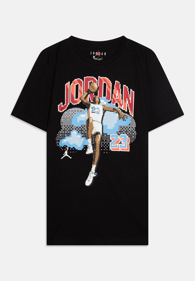 Camiseta de algodón negra que presenta un gráfico pixelado de un jugador de baloncesto con uniforme azul y blanco, adornada con el texto "JORDAN" en rojo.