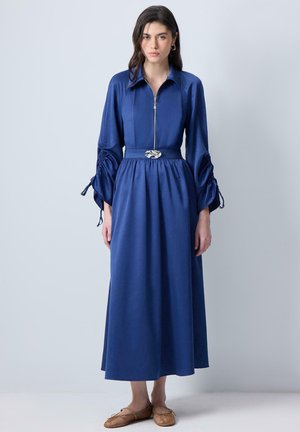 PLEATED SLEEVE DRESS WITH METAL BROOCH - Tričkové šaty - navy blue