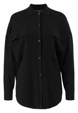 Chemise noire à manches longues boutonnée, col pointu et deux grandes poches à rabat poitrine, avec une coupe décontractée et des poignets côtelés.