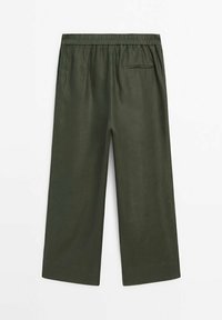 Vihreät, leveät housut kevyestä kankaasta. Varusteena joustava vyötärö ja yksi takatasku. Sileä textura.