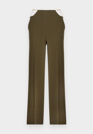 Olive spalvos platėjančios kelnės, pagamintos iš lygaus audinio, su auksinėmis grandinėmis juosmens srityje. Tiesaus kirpimo, su švariu finišu.