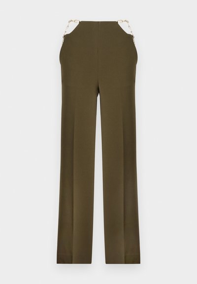 Olivově zelené kalhoty s širokými nohavicemi vyrobené z hladkého materiálu, s zlatými řetízkovými akcenty na pase. Rovný střih s čistým zakončením.