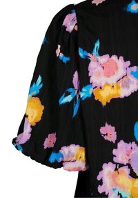 Tissu noir avec des manches courtes amples, présentant de grands motifs floraux abstraits dans des couleurs rose, jaune, violet et bleu.