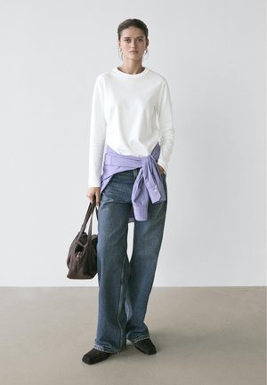 - Bluzka z długim rękawem