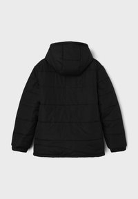 Sort quilted vinterjakke med hætte, lange ærmer og elastiske manchetter, vist fra ryggen på en ensfarvet lys baggrund.