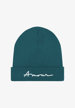 Bonnet tricoté couleur sarcelle avec revers plié. Présente un texte en écriture cursive blanche "Amour" à l'avant. Texture douce et design ajusté.