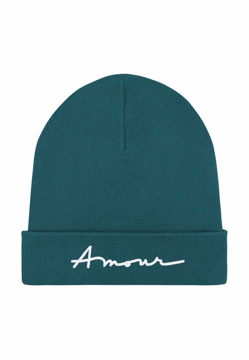 Berretto a maglia color verde petrolio con risvolto. Presenta la scritta in corsivo bianca "Amour" sul davanti. Texture morbida e design aderente.
