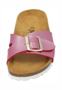Rosa slide sandal med en bred läderrem och ett silverfärgat spänne, korkfotbädd och texturerad sula. Designad för avslappnad användning.