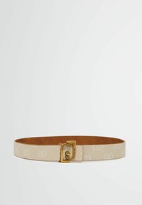 Beige mønstret læderbælte med en glat tekstur, prydet med en guldfarvet spænde og et karakteristisk logo. Justerbart med et klassisk design.