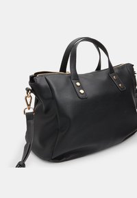 Borsa a mano in pelle nera con doppi manici superiori, dettagli in metallo dorato, chiusura con zip e tracolla removibile.