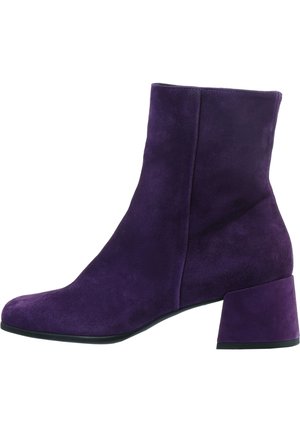 Bottine en daim violet avec talon bloc et bout arrondi, vue de profil sur fond blanc.