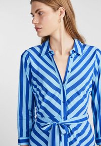YAS YASSAVANNA 3/4 SHORT SHIRT DRESS - Tričkové šaty - surf the web