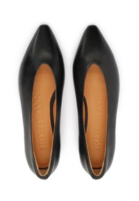 Ballerines en cuir noir avec bout pointu et côtés évidés, dotées d'une semelle intérieure marron embossée du mot « EDITIONS ». Texture lisse, design minimaliste.