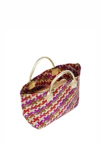 Geweven totebag in levendig roze, rood en gouden tinten met metallic gouden handvatten en vierkante accenten. Heeft een open bovenkant en een gestructureerde vorm.