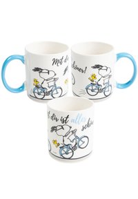 Ceramic mug set with white body, blue handle, and bicycle illustrations featuring characters with text in German.
