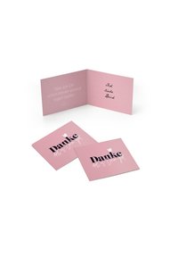 Zložena roza kartica z črnim besedilom, ki na sprednji strani vsebuje "Danke". Notranjost vsebuje oddelek za sporočila z vrsticami za pisanje.